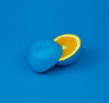 Eine blaue Orange als Sinnbild für kreative ungewöhnliche Ideen